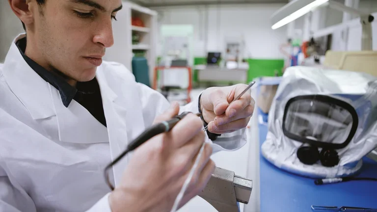 Protetive smoke hood manufacturing1 © Chloé Perez